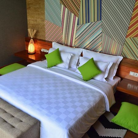 Ts Suites Seminyak Habitación foto A bedroom at the hotel