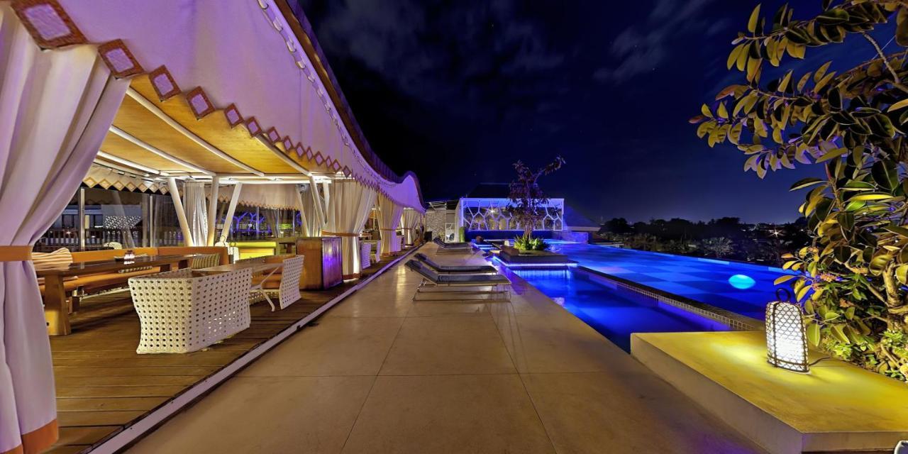 Ts Suites Seminyak Exterior foto The pool at the rooftop bar