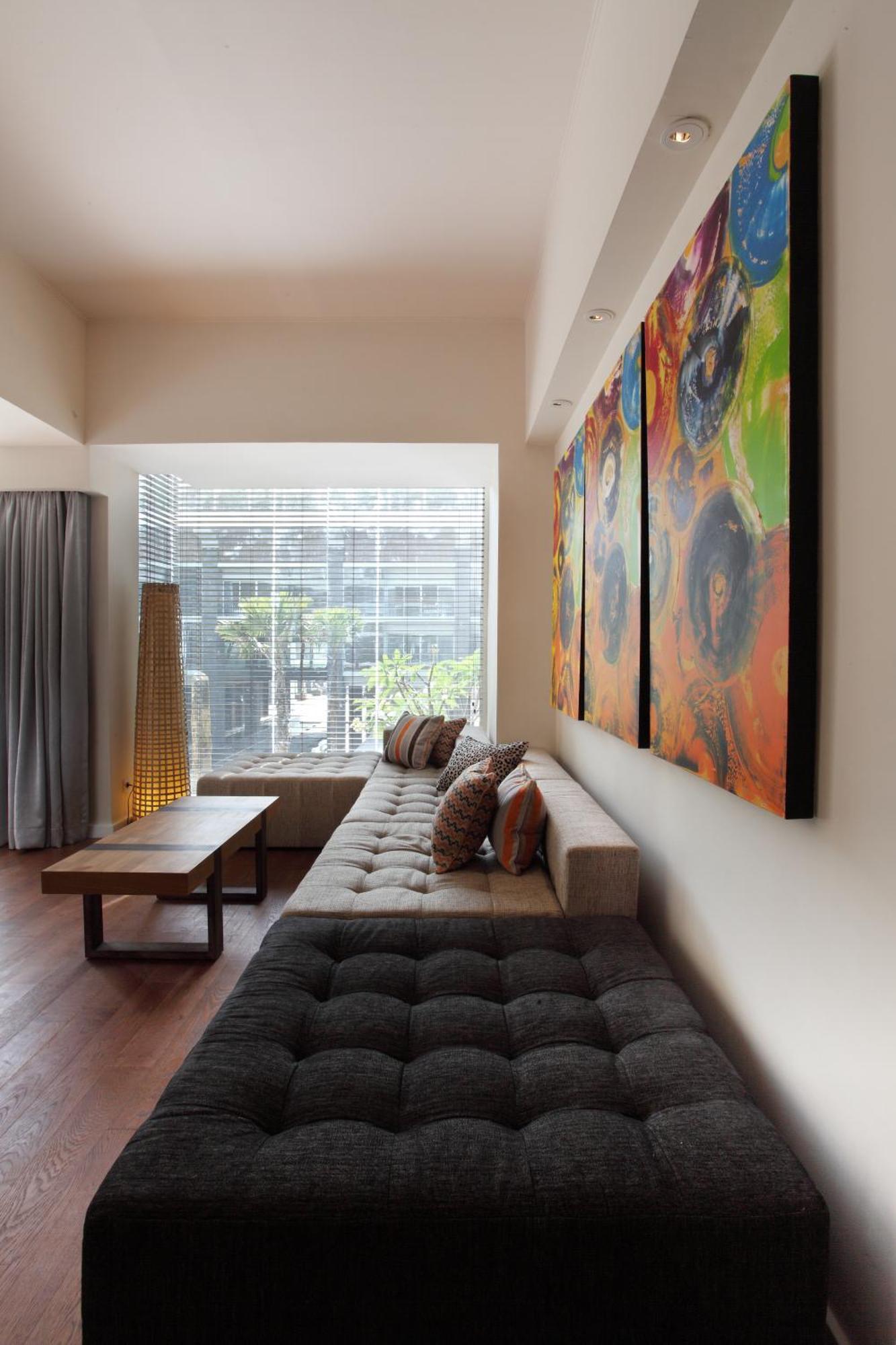 Ts Suites Seminyak Habitación foto A living room with a sofa
