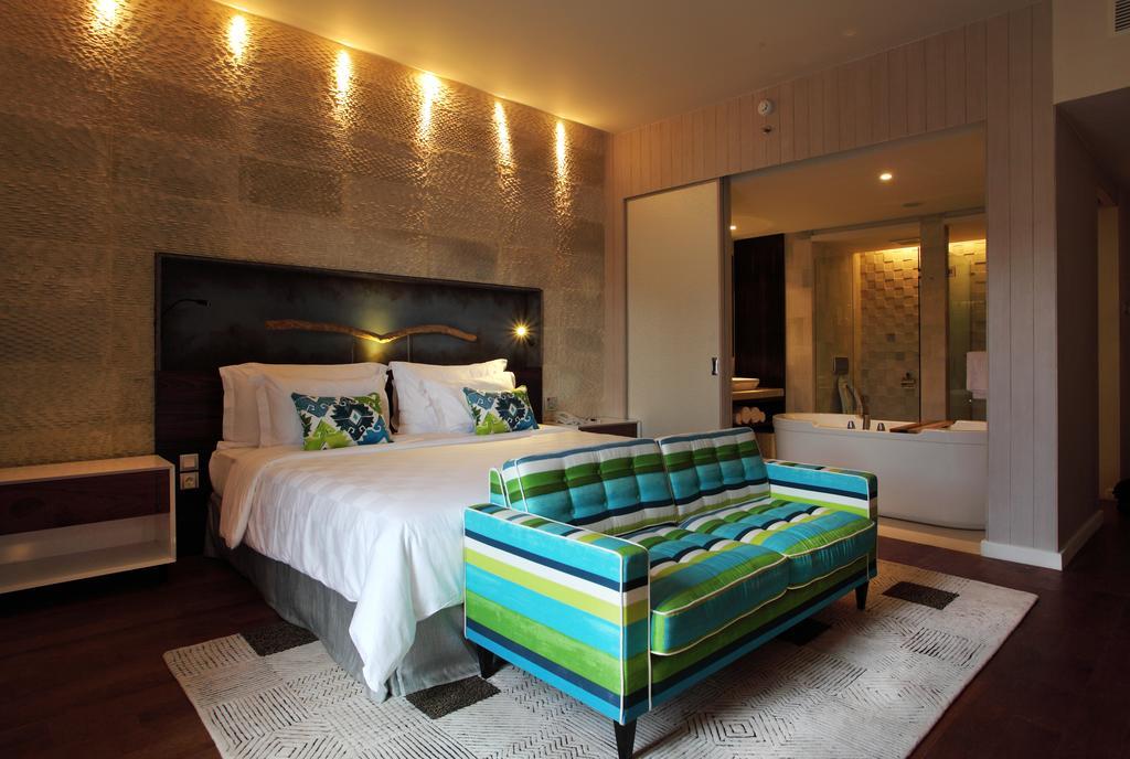 Ts Suites Seminyak Habitación foto A bedroom at the hotel